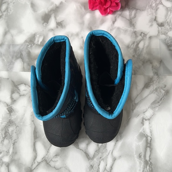 Brand New Winterboots - Waterproof - Blue & Black Robot design - Size 6 Toddler - Picture 3 of 5